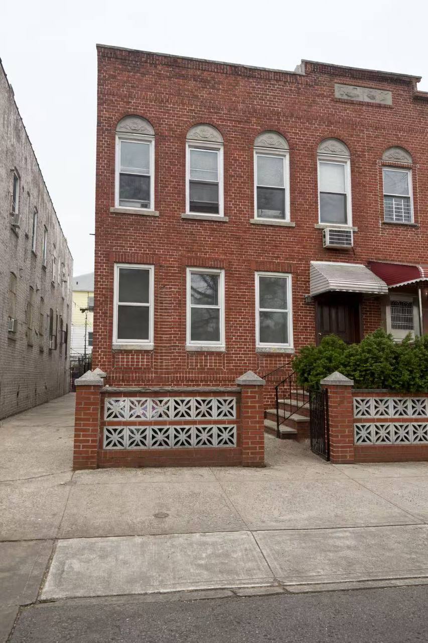 Bensonhurst 四家庭砖屋外景