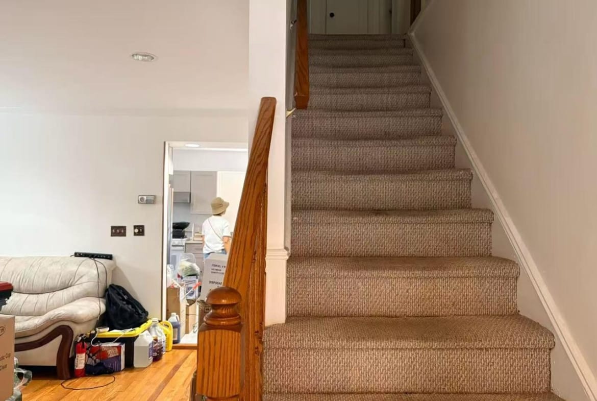 56-28 213th Street Bayside 楼梯和室内动线实拍。