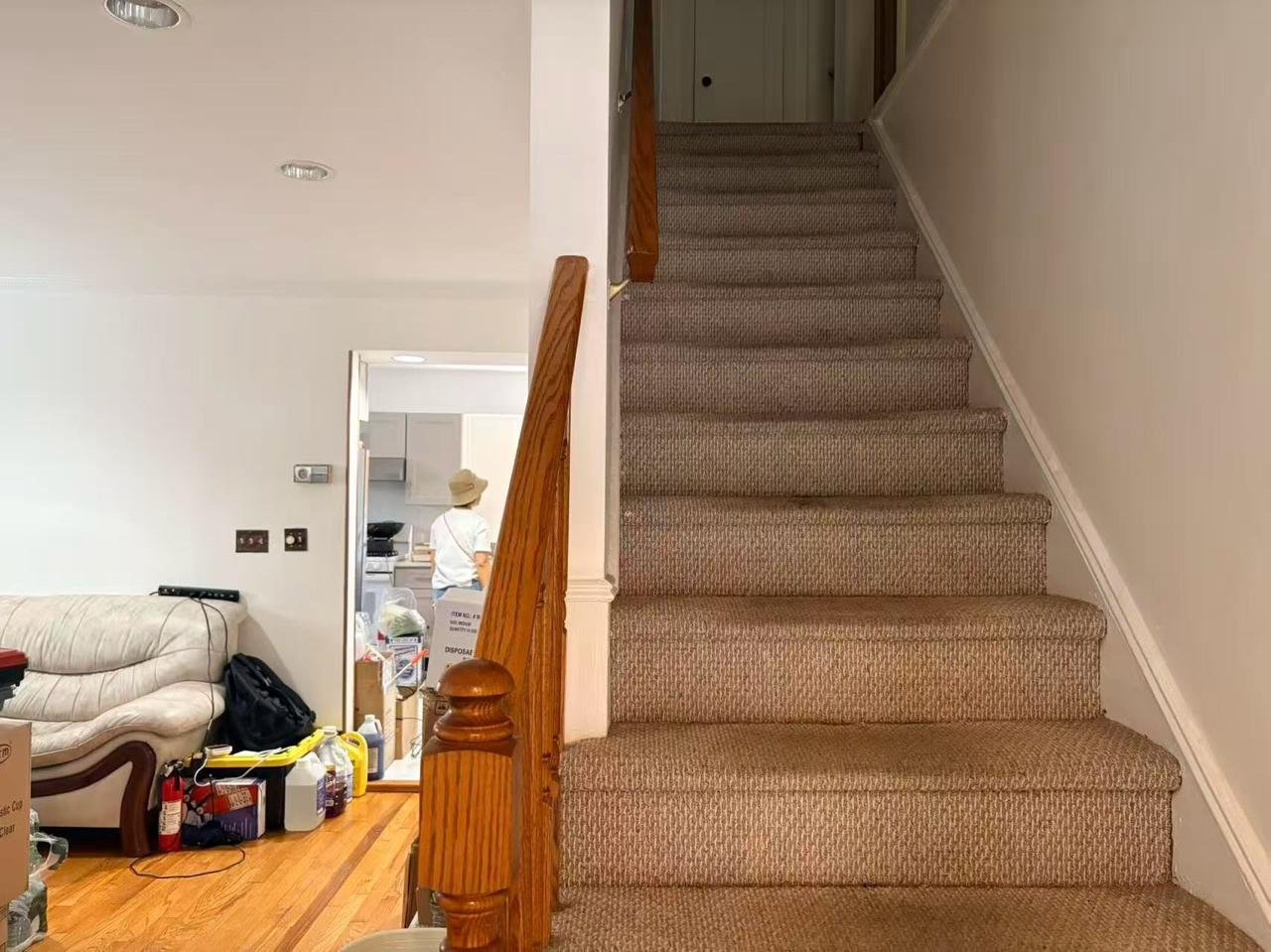 56-28 213th Street Bayside 楼梯和室内动线实拍。