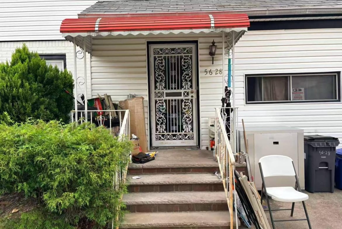 56-28 213th Street Bayside 房源前门入口实拍。