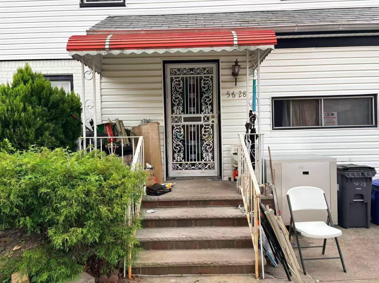 56-28 213th Street Bayside 房源前门入口实拍。
