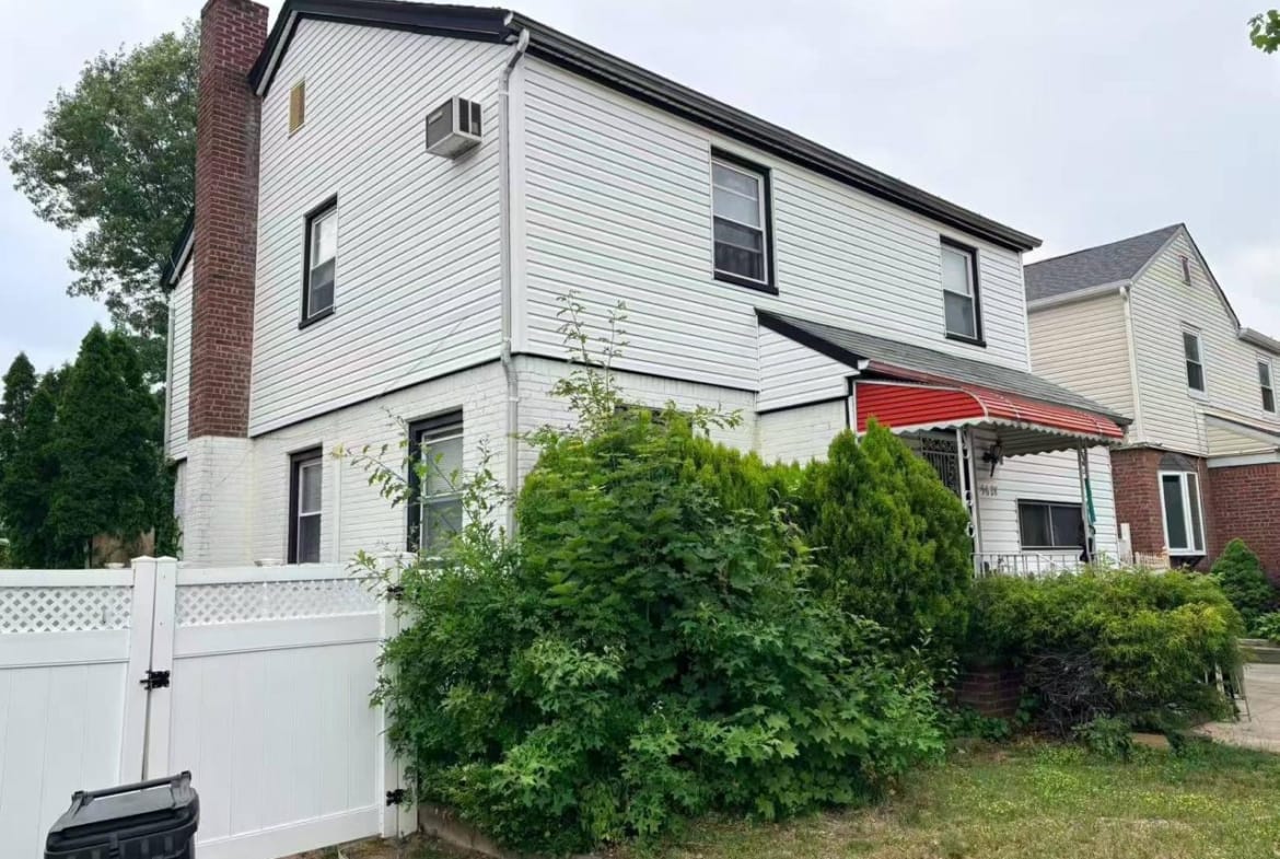 Bayside 56-28 213th Street 独栋住宅侧面和外观实拍。