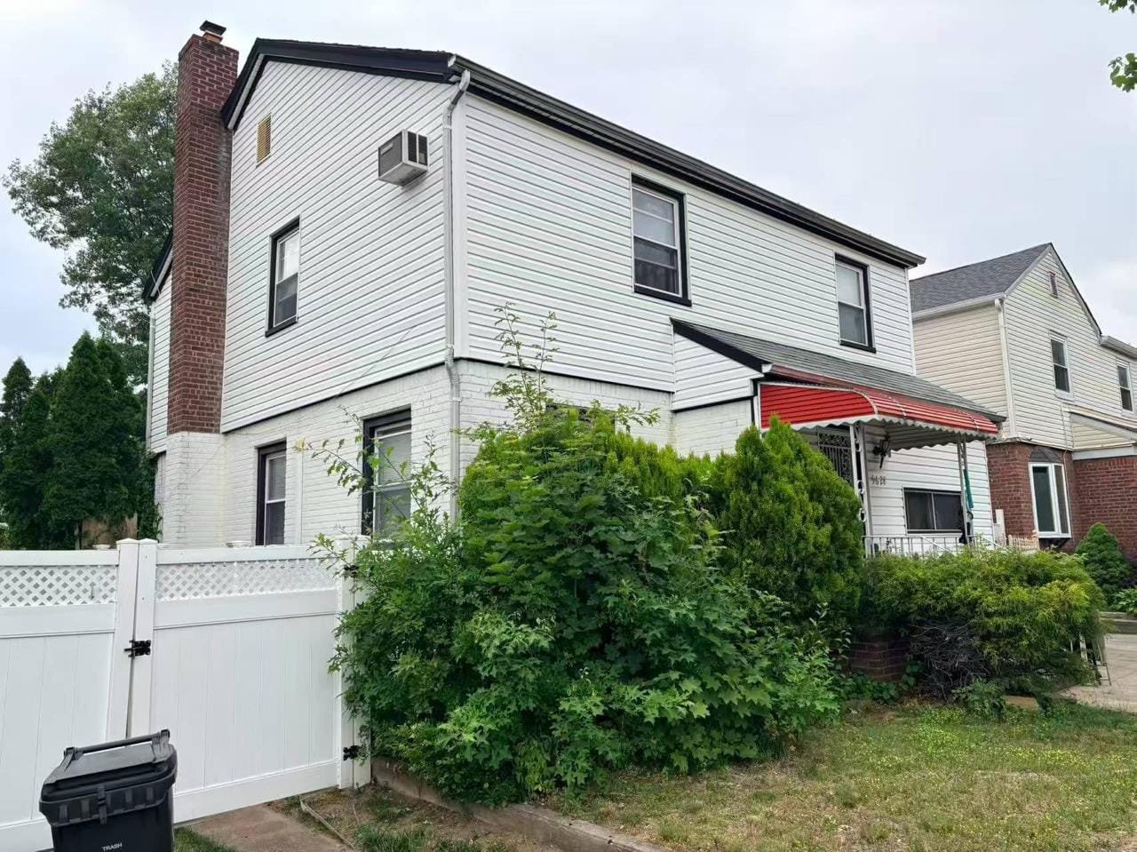 Bayside 56-28 213th Street 独栋住宅侧面和外观实拍。