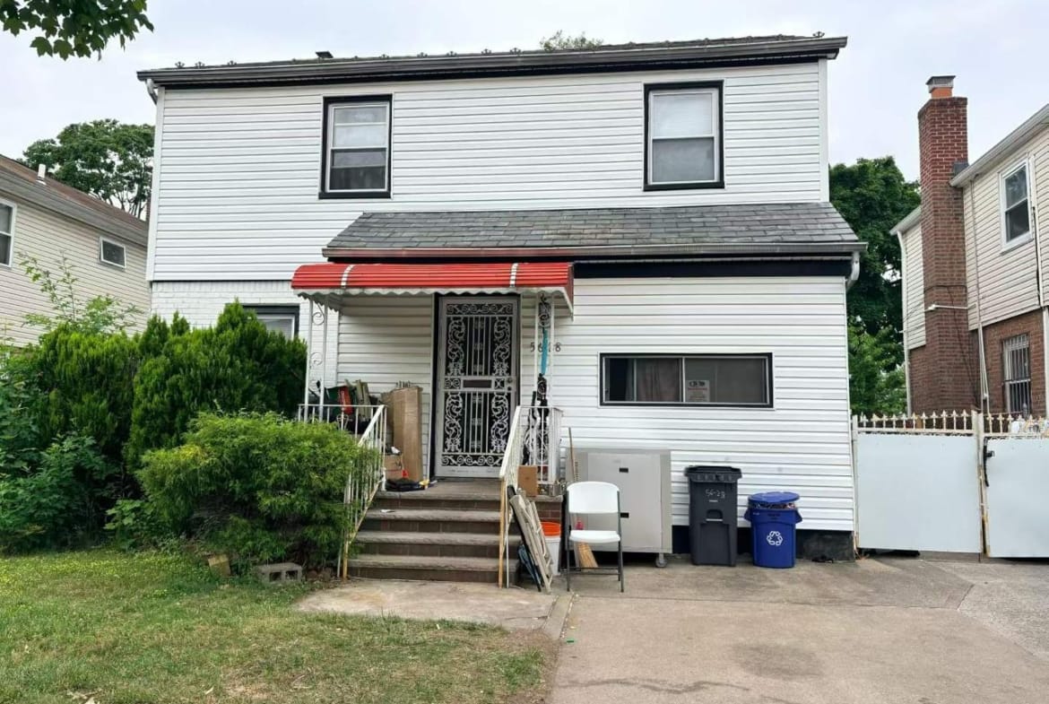 56-28 213th Street Bayside 独栋住宅正面实拍。