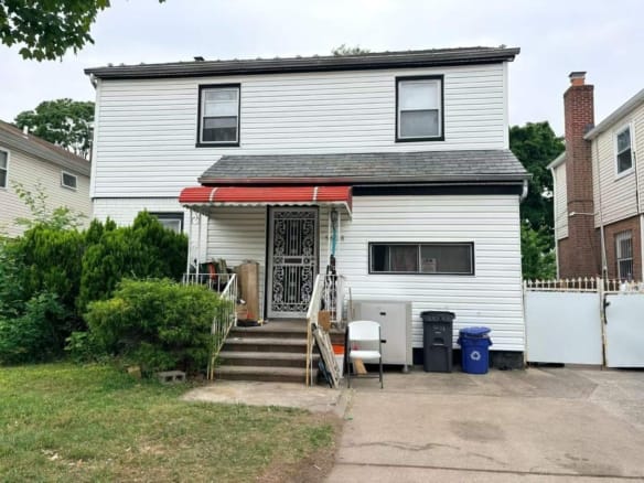 56-28 213th Street Bayside 独栋住宅正面实拍。