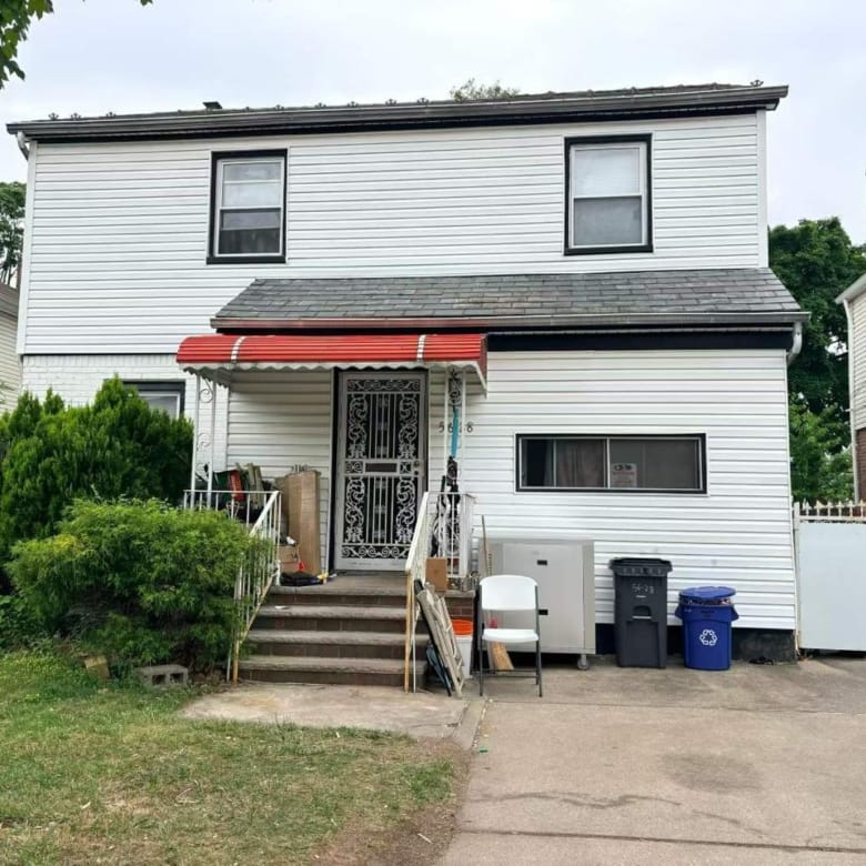 56-28 213th Street Bayside 独栋住宅正面实拍。