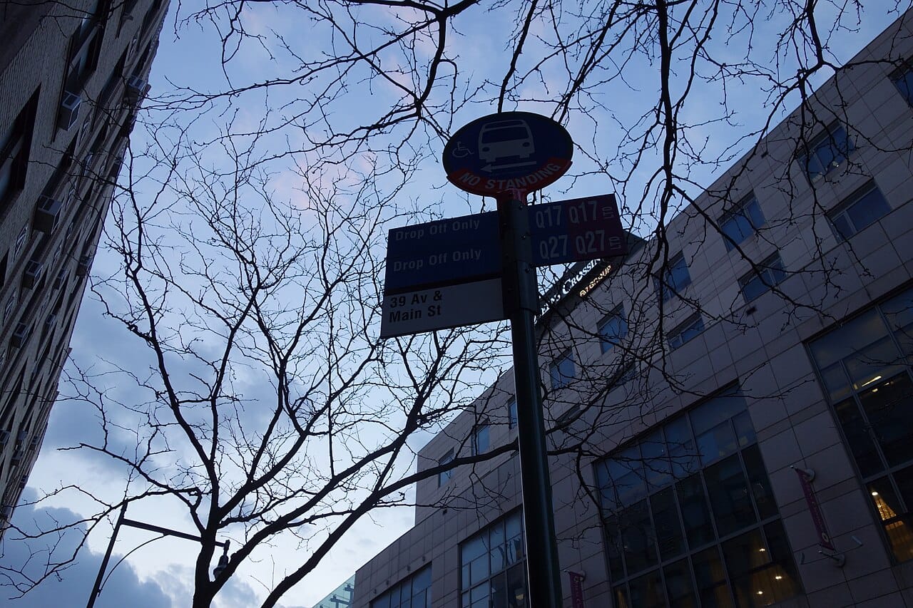 法拉盛 39th Avenue 与 Main Street 路口，Queens Crossing 与公交站牌