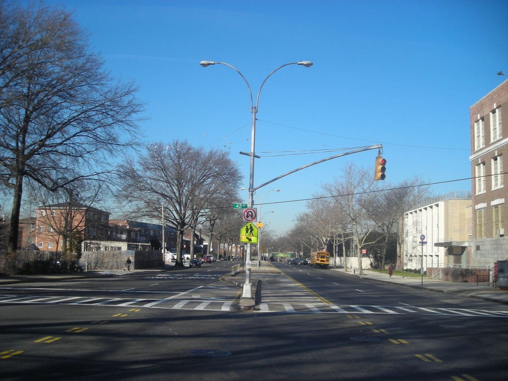 纽约 Bayside F. Lewis Boulevard 商业街实拍，Wikimedia Commons 公共领域照片，可作为华人小老板评估 LLC 买房用途和商业街生活半径的视觉参照。