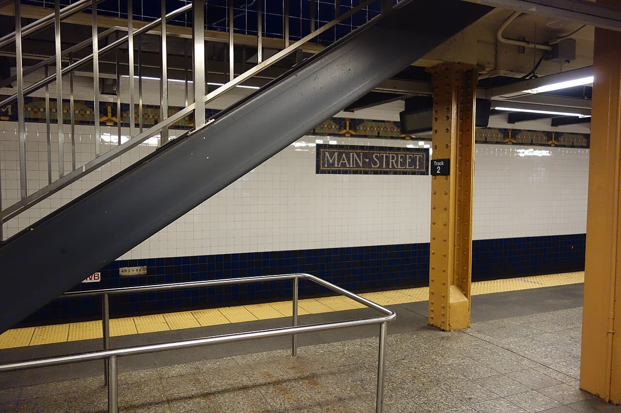 法拉盛 Main Street 与 Roosevelt Avenue 地铁站出口