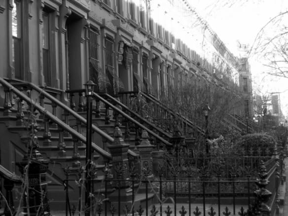 Park Slope 一排 brownstone 外立面和前廊台阶