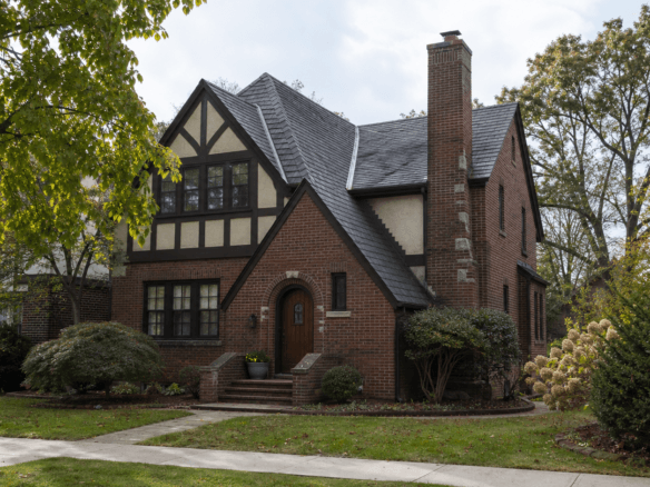 皇后区和长岛住宅街区常见的砖墙、陡屋顶和前置烟囱 Tudor Revival 房屋示意图