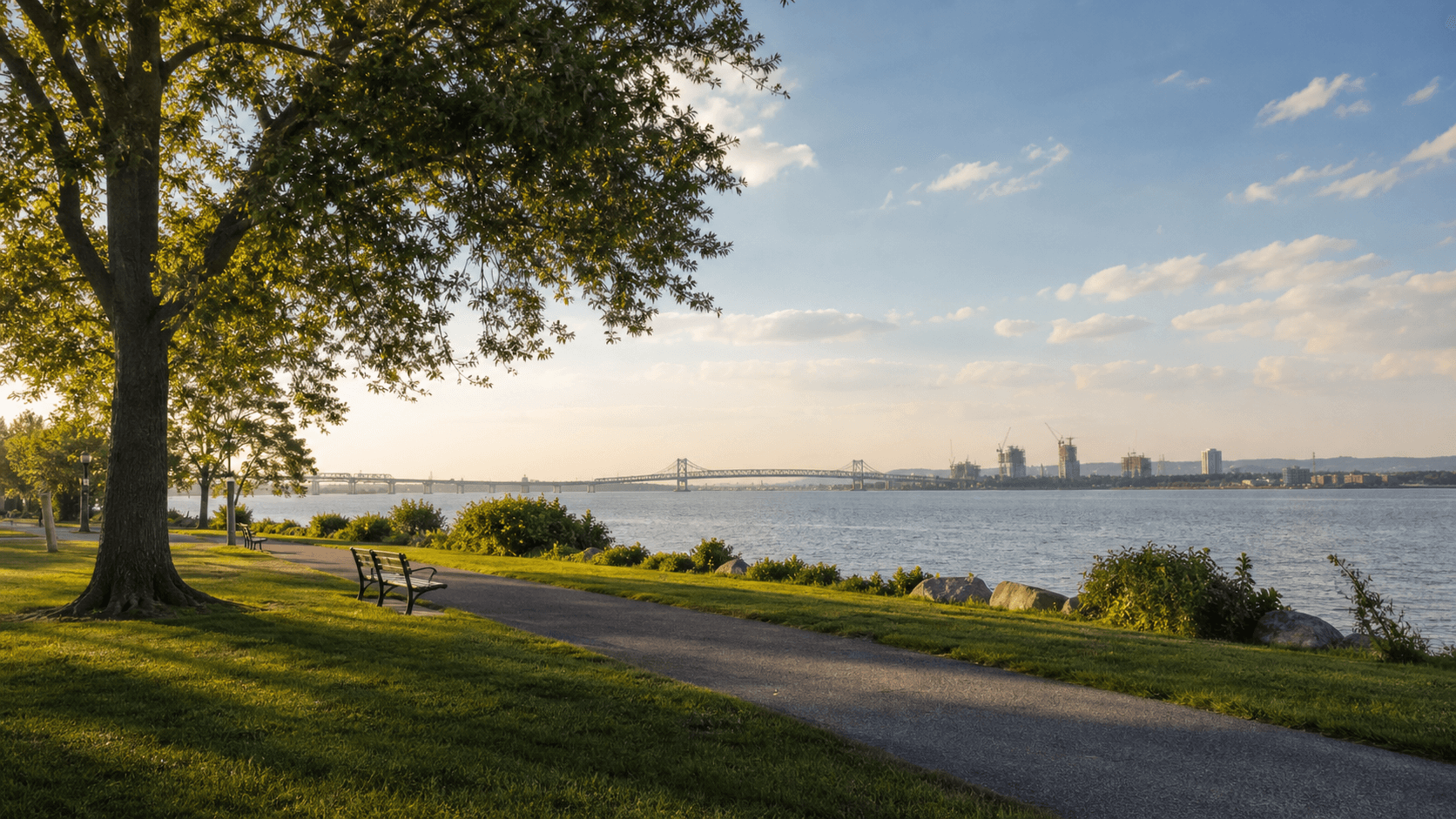 Whitestone Queens 水岸公园和远处桥景的 AI 示意图，不对应具体公园或地址