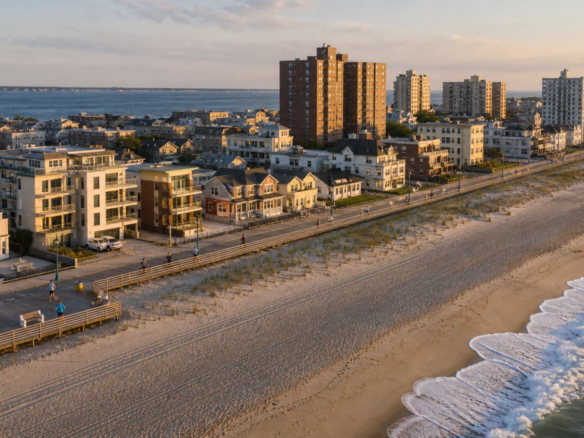 Long Beach海滩、木板路、住宅与公寓沿大西洋海岸展开