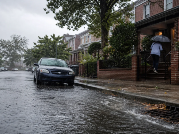 纽约皇后区住宅街道在强降雨中出现路面积水和被雨水包围的排水口