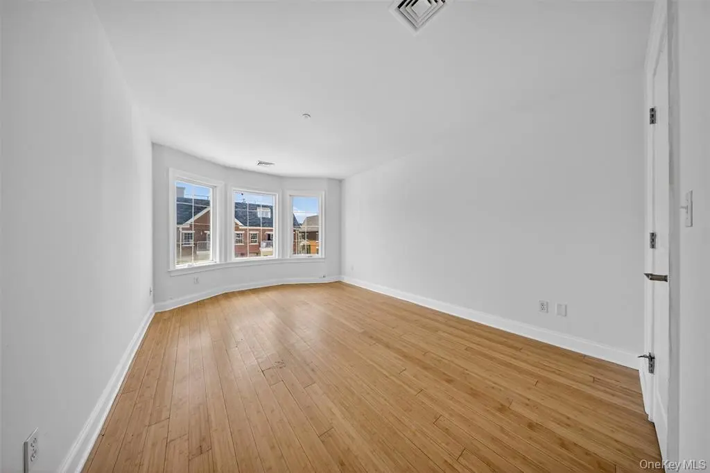 MLS#1007476 College Point 房源照片 42 / listing photo 42