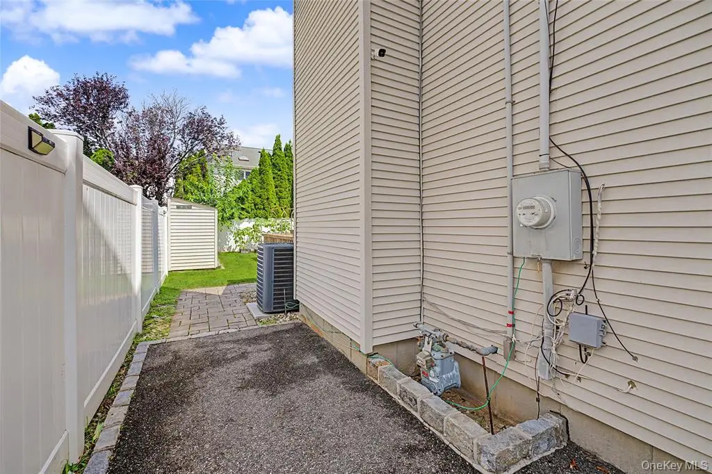 Side yard walkway