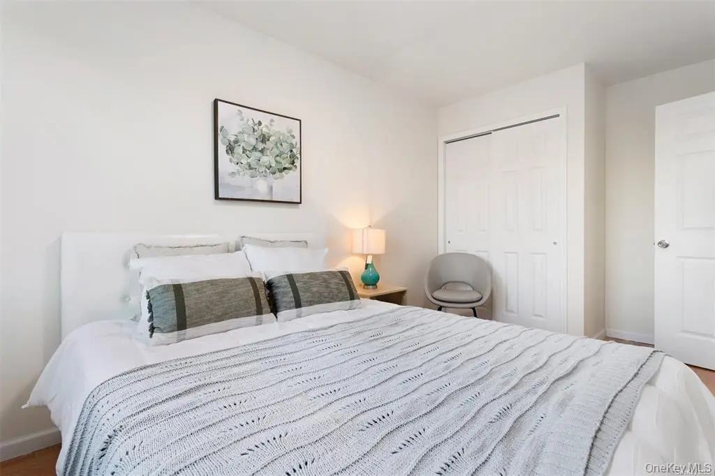 Elmhurst MLS#975632 property listing photo 12