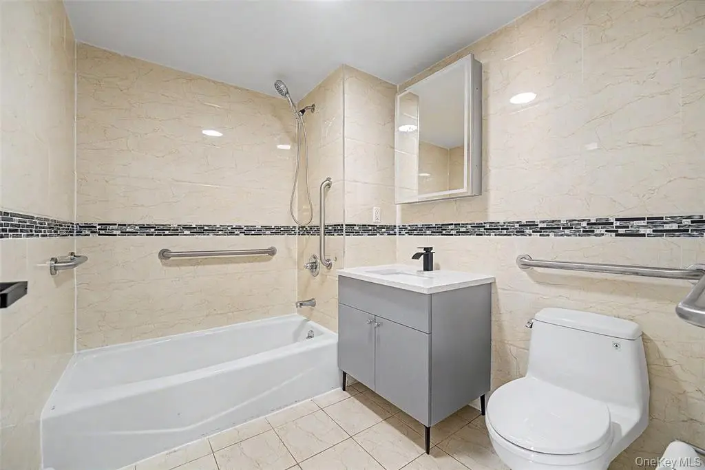 Flushing MLS#985979 property listing photo 6
