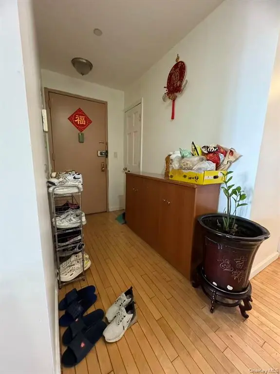 Flushing MLS#986309 property listing photo 4