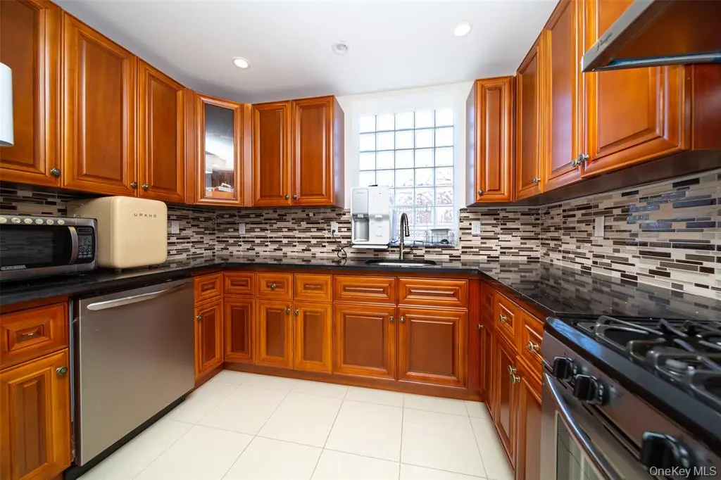 Flushing MLS#963367 property listing photo 5