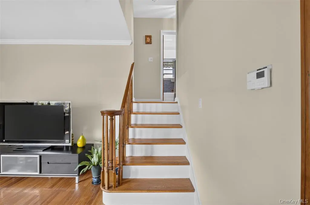 Flushing MLS#1038004 property listing photo 14