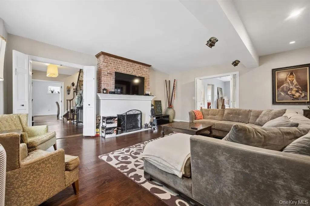 Flushing MLS#1033593 property listing photo 4