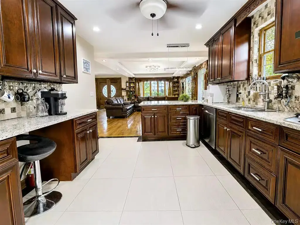 Flushing MLS#1035346 property listing photo 3