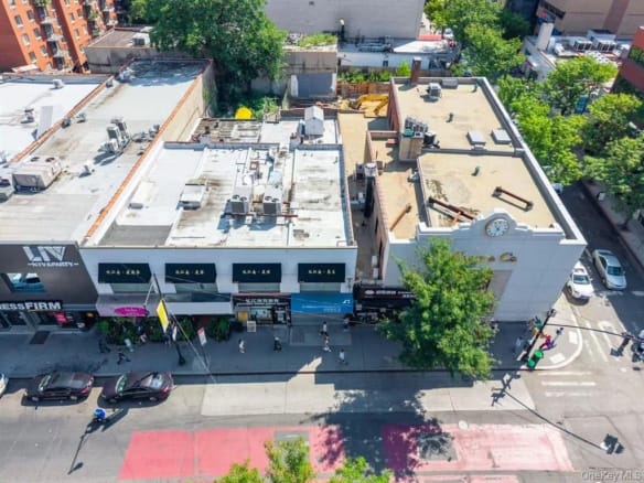 法拉盛 Main Street 六间商业店面组合及屋顶航拍 / Aerial view of the six-storefront Main Street commercial portfolio in Flushing