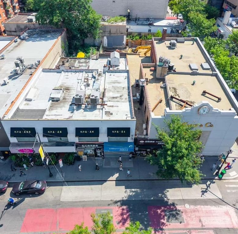 法拉盛 Main Street 六间商业店面组合及屋顶航拍 / Aerial view of the six-storefront Main Street commercial portfolio in Flushing