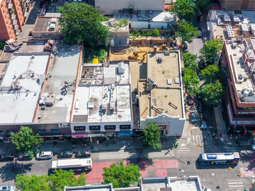 法拉盛 Main Street 商业组合屋顶航拍 / Aerial roof view of the Main Street commercial portfolio in Flushing