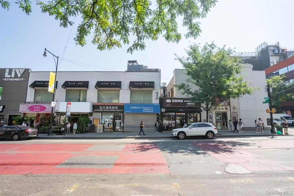 法拉盛 Main Street 六间商业店面街景正面 / Street-front view of the six-storefront Main Street commercial portfolio in Flushing