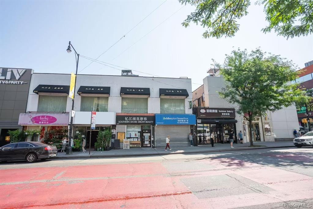 法拉盛 Main Street 商业店面连续街面 / Continuous street frontage of the Main Street commercial portfolio in Flushing
