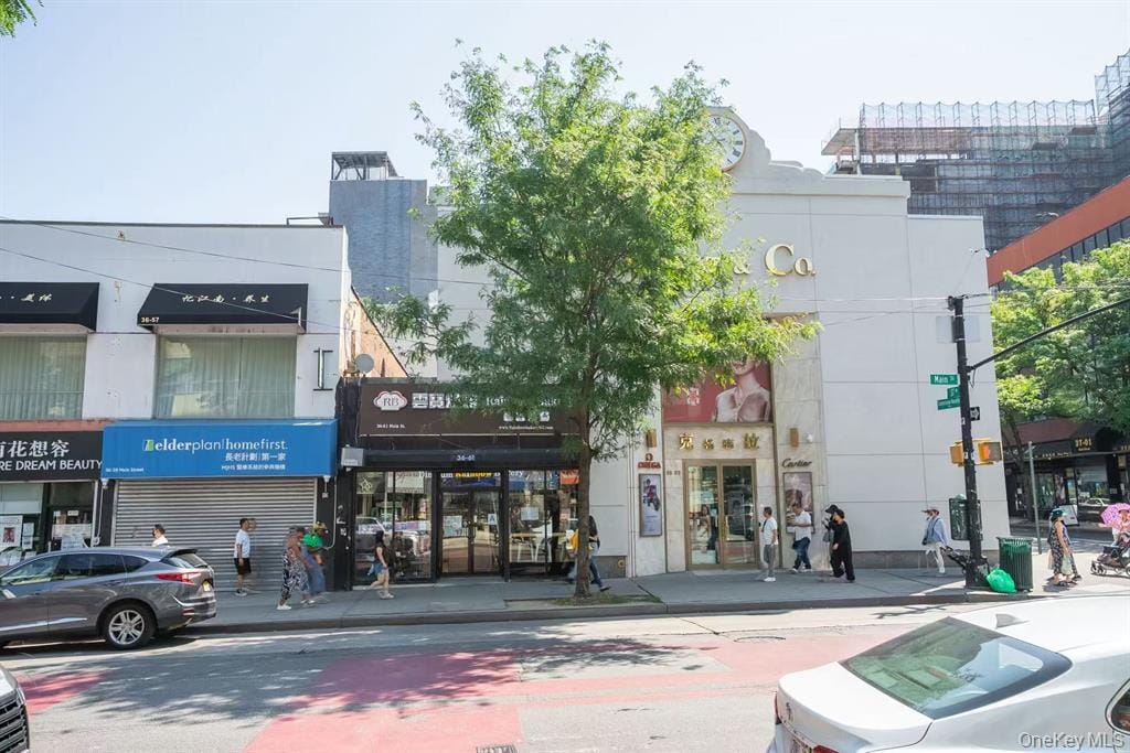 法拉盛 Main Street 商业组合转角店面街景 / Corner storefront view of the Main Street commercial portfolio in Flushing