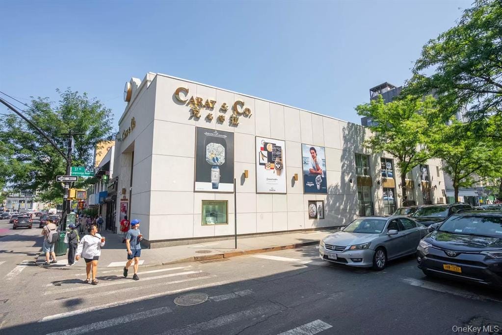 法拉盛 Main Street 与 37th Avenue 转角商业外观 / Commercial corner exterior at Main Street and 37th Avenue in Flushing