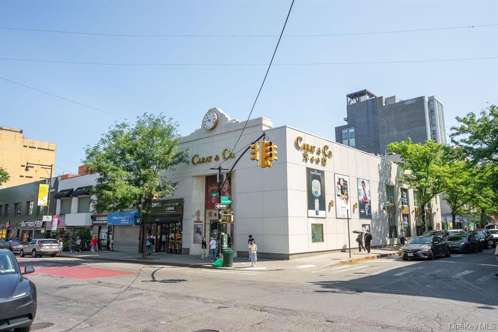 法拉盛 Main Street 商业组合转角建筑外观 / Corner building exterior of the Main Street commercial portfolio in Flushing
