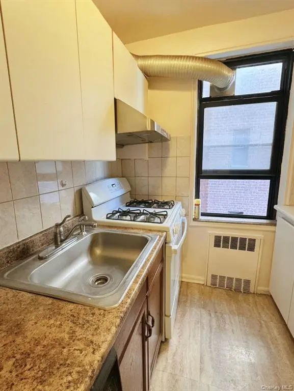 Kew Garden Hills MLS#1030536 property listing photo 3