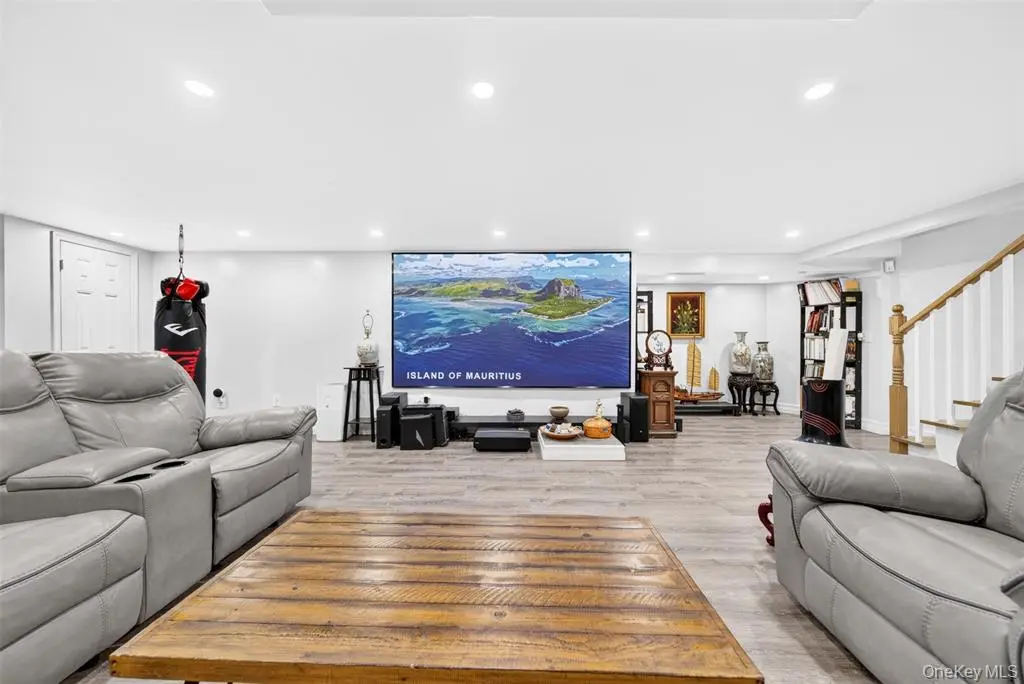 Manhasset Hills MLS#1038820 property listing photo 4