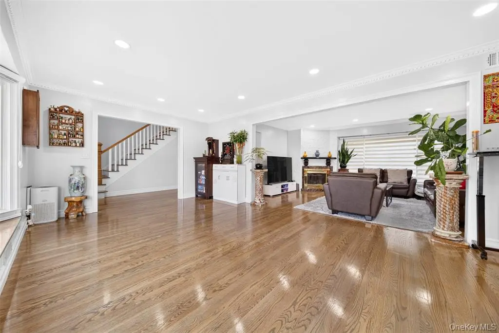 Manhasset Hills MLS#1038820 property listing photo 9