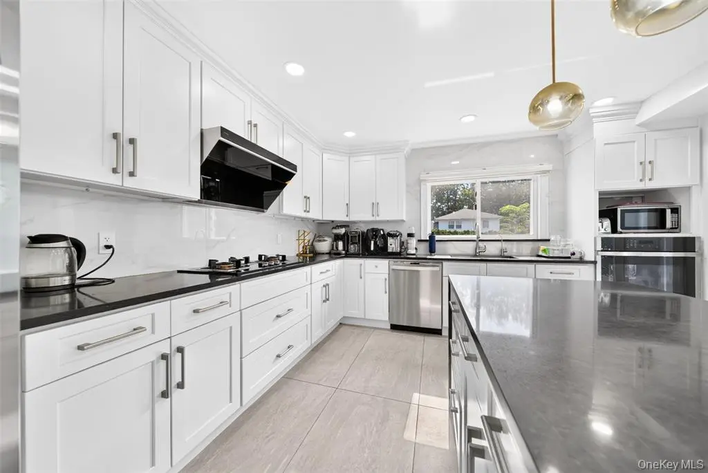 Manhasset Hills MLS#1038820 property listing photo 15