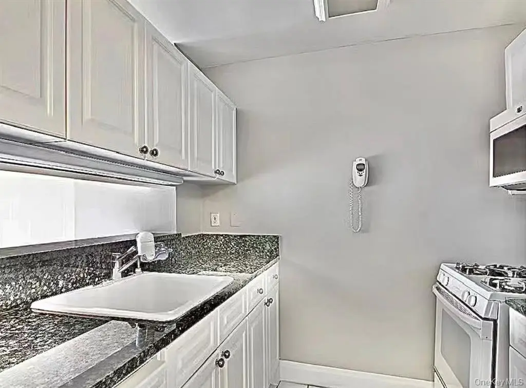 New York (Manhattan) MLS#936991 property listing photo 3
