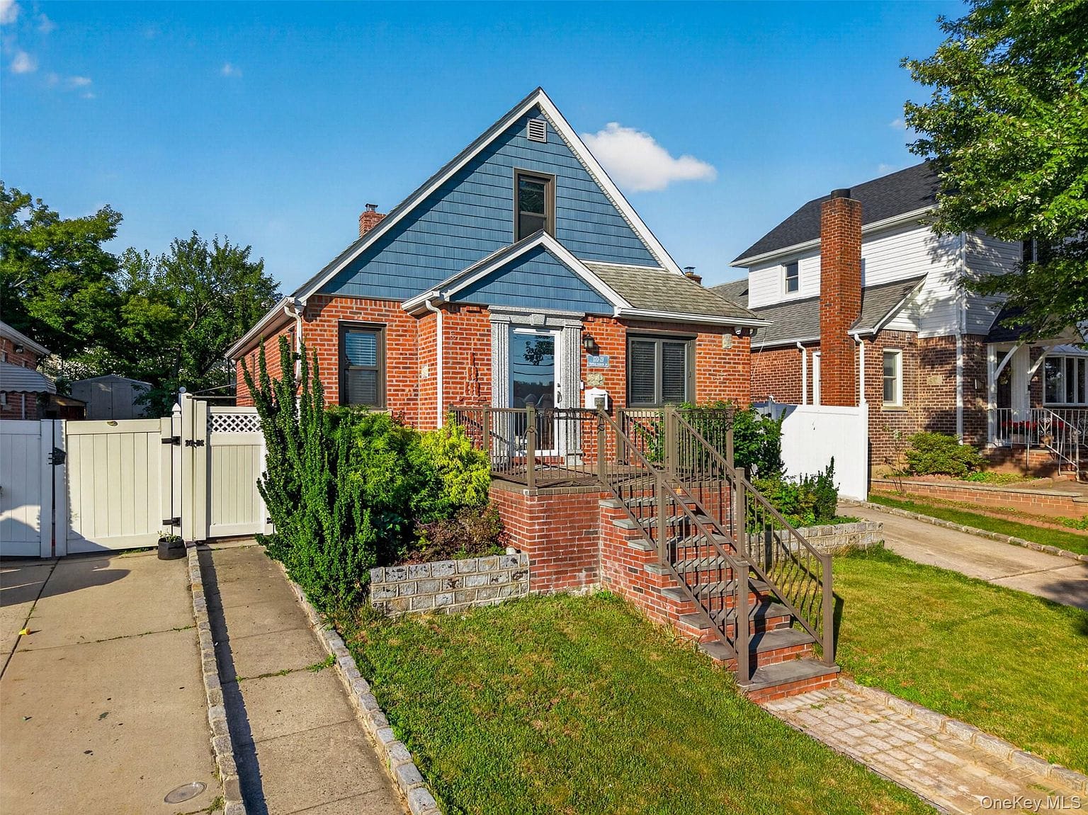170-19 Pidgeon Meadow Rd|外观角度一 170-19 Pidgeon Meadow Rd独立屋正面侧角外观。