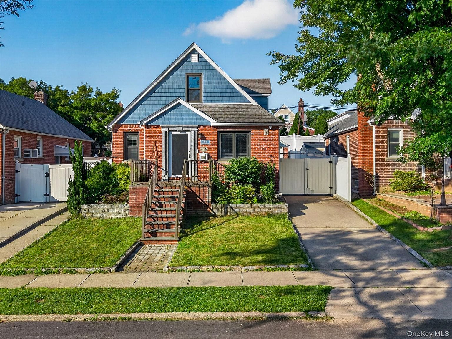 170-19 Pidgeon Meadow Rd|外观角度二 170-19 Pidgeon Meadow Rd独立屋正面和前院。