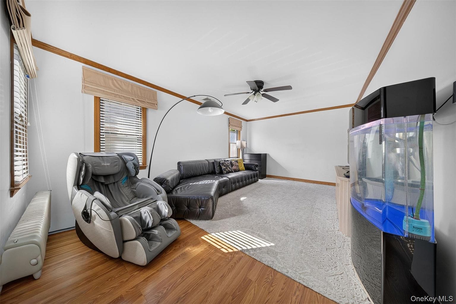 170-19 Pidgeon Meadow Rd|客厅角度一 170-19 Pidgeon Meadow Rd客厅和木地板空间。