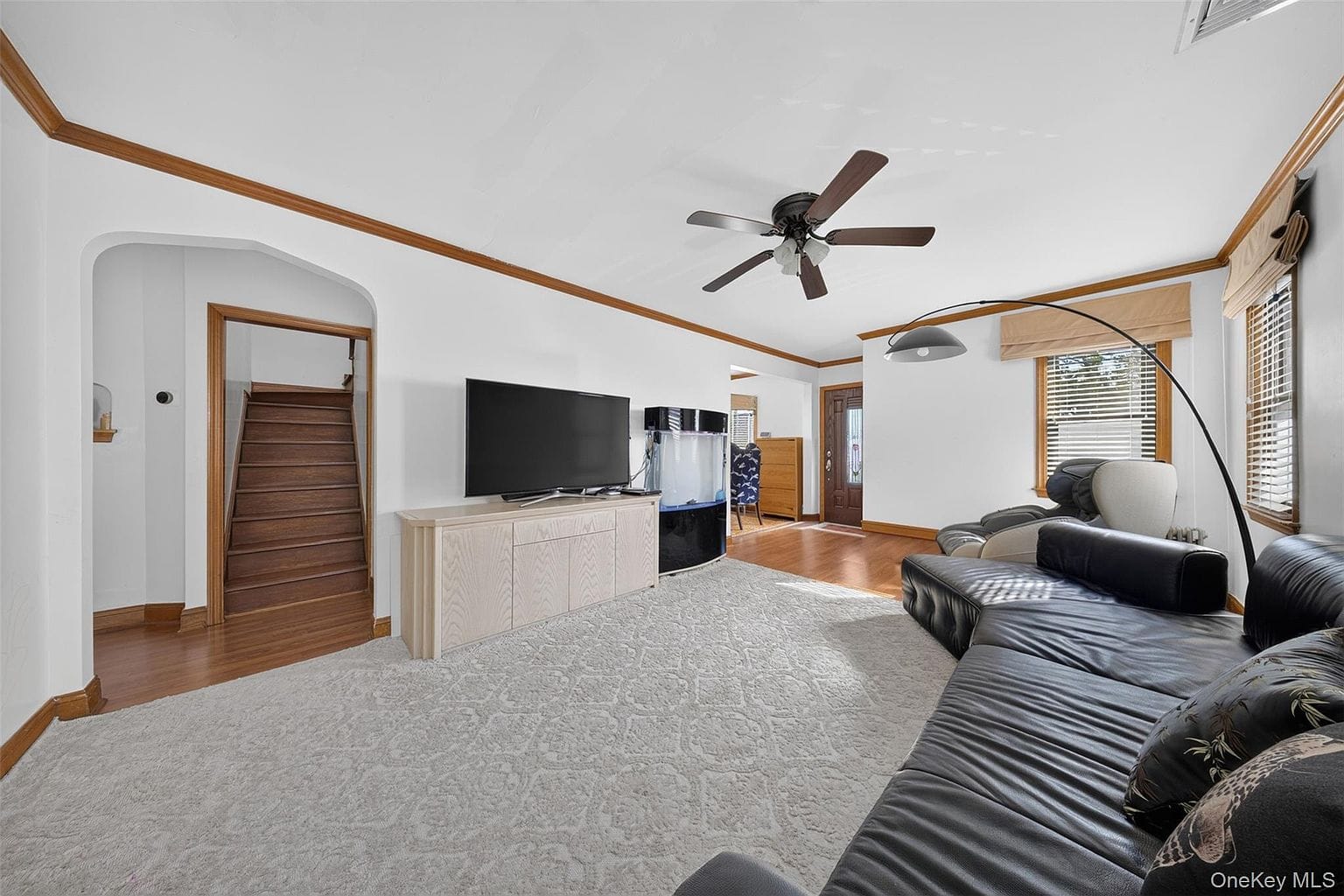 170-19 Pidgeon Meadow Rd|客厅角度四 170-19 Pidgeon Meadow Rd客厅和相邻室内动线。