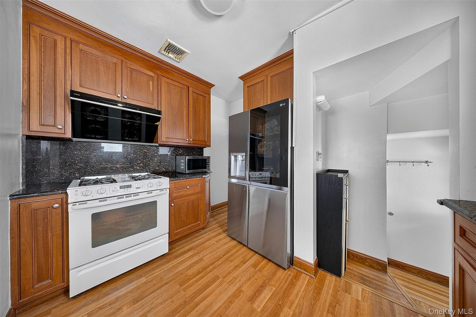 170-19 Pidgeon Meadow Rd|厨房角度一 170-19 Pidgeon Meadow Rd木质橱柜厨房和冰箱。