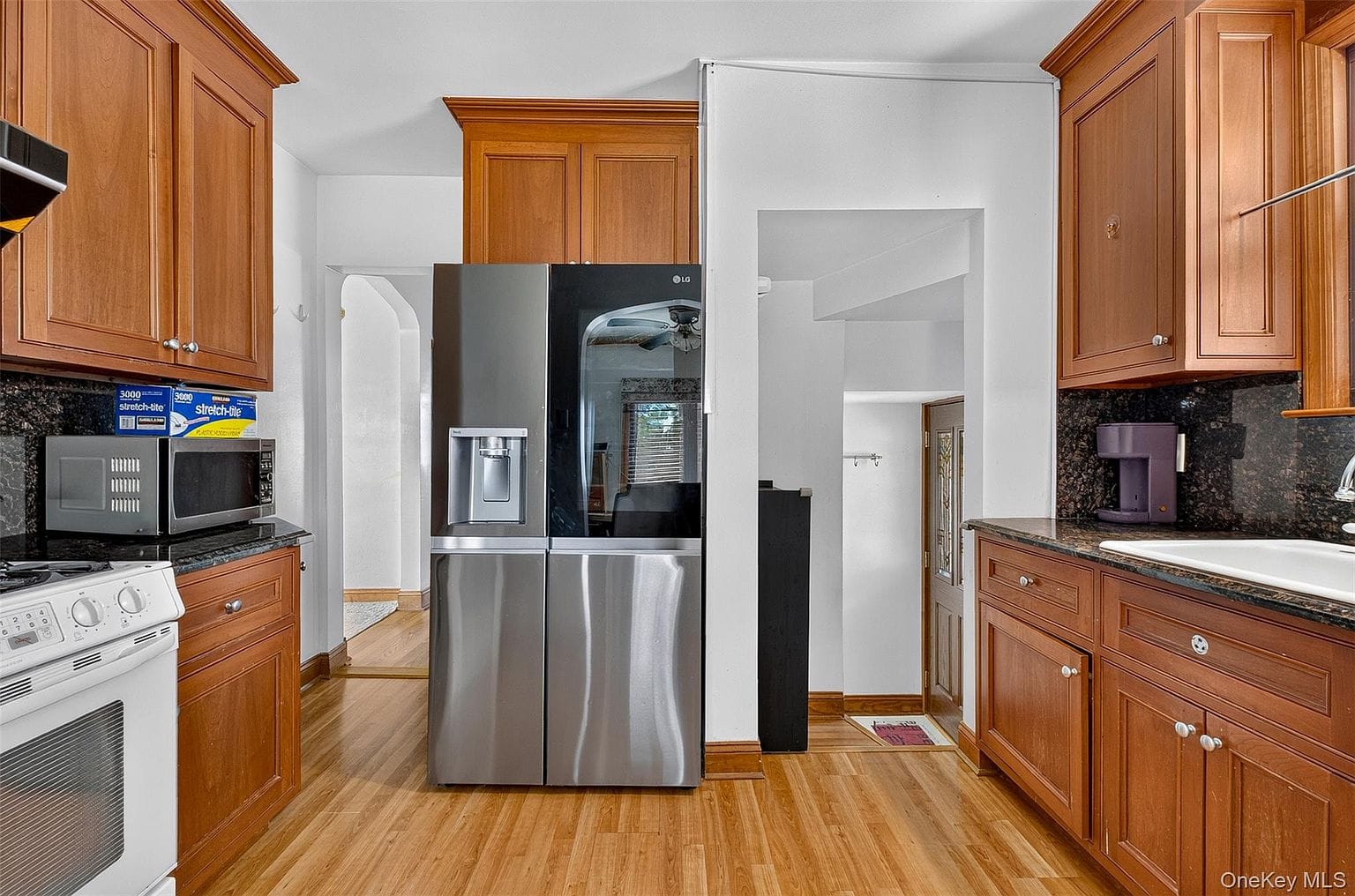 170-19 Pidgeon Meadow Rd|厨房角度三 170-19 Pidgeon Meadow Rd厨房冰箱、炉灶和橱柜。
