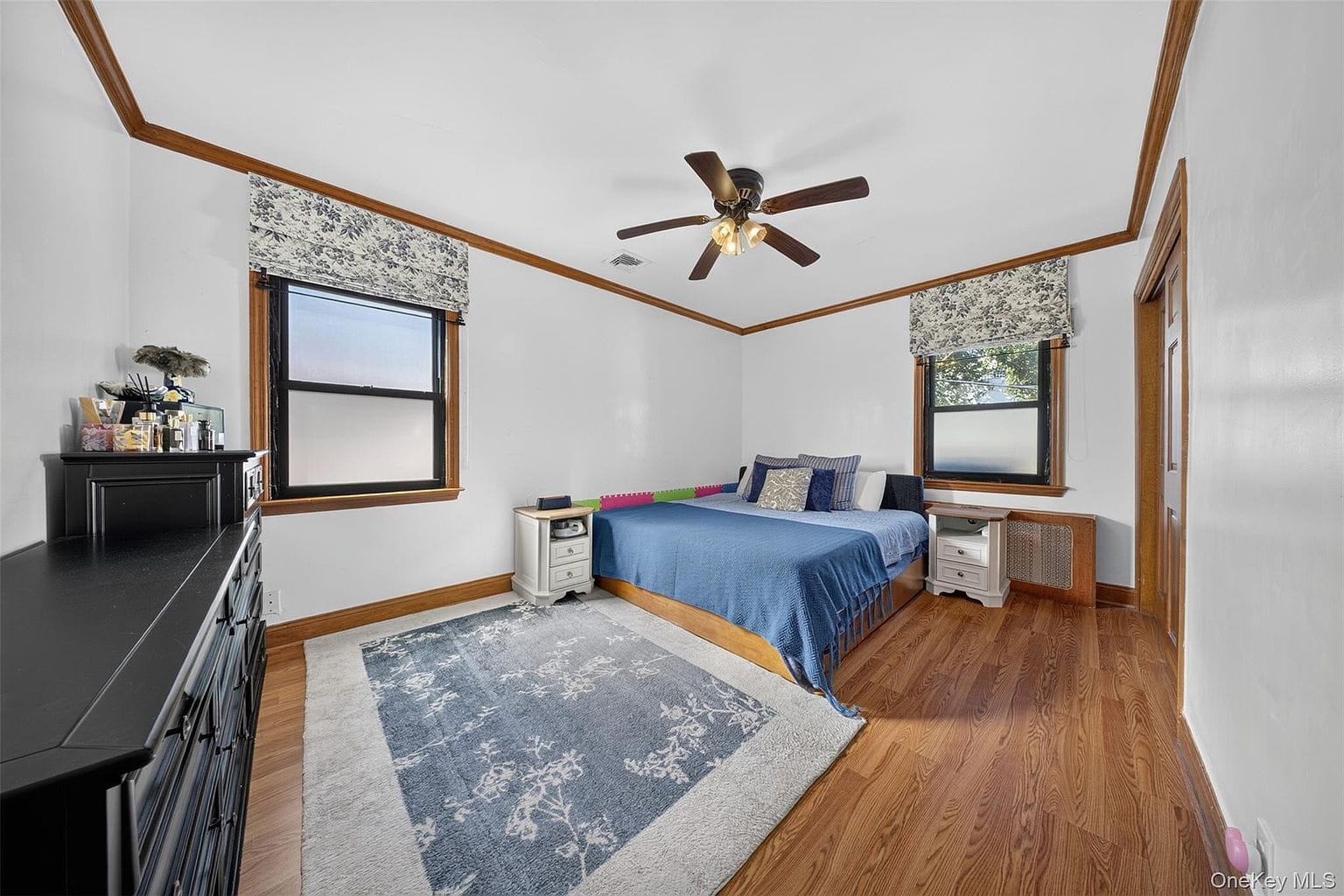 170-19 Pidgeon Meadow Rd|卧室二 170-19 Pidgeon Meadow Rd带窗户和木地板的卧室。