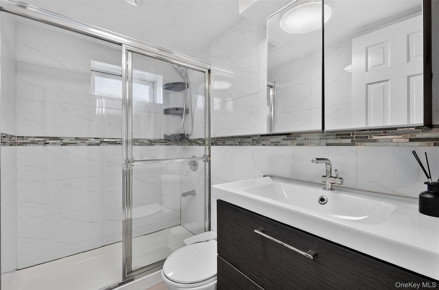 170-19 Pidgeon Meadow Rd|全浴一 170-19 Pidgeon Meadow Rd全浴室淋浴和洗手台。