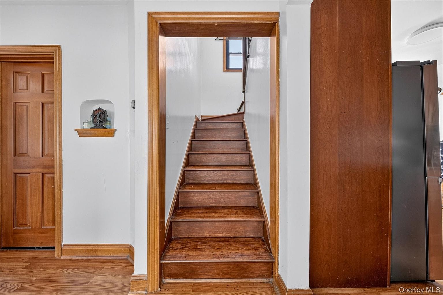 170-19 Pidgeon Meadow Rd|室内楼梯一 170-19 Pidgeon Meadow Rd室内木楼梯。