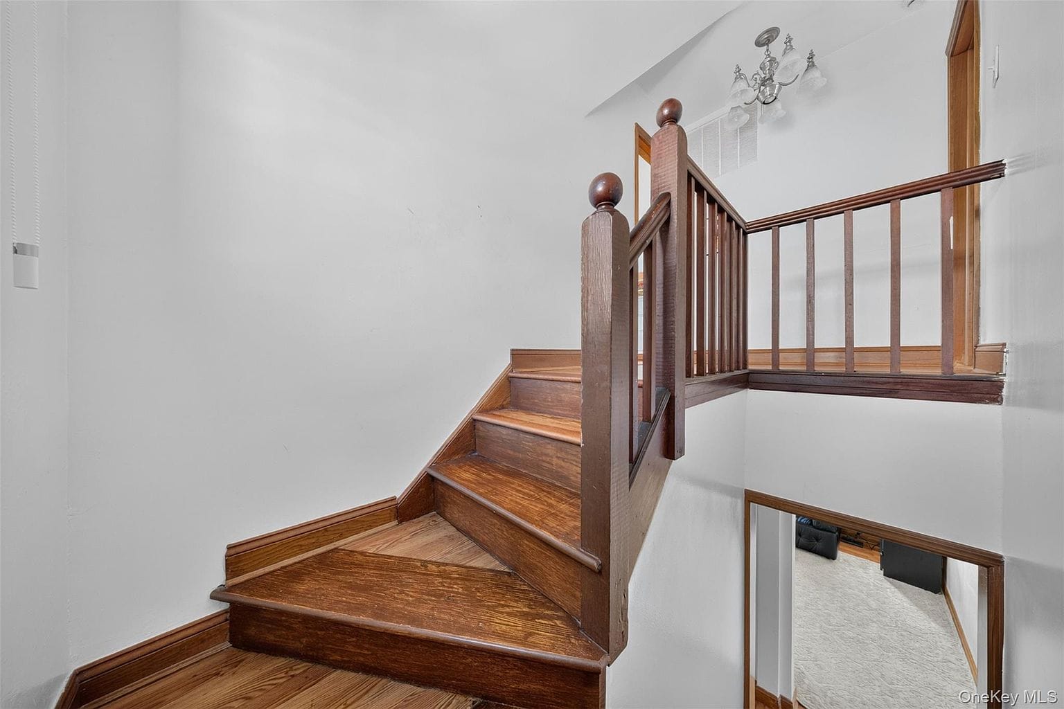 170-19 Pidgeon Meadow Rd|室内楼梯二 170-19 Pidgeon Meadow Rd楼梯转角和木栏杆。